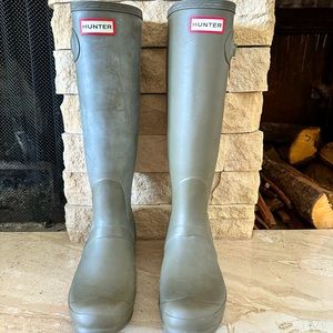 Women’s olive green Hunter rain boots